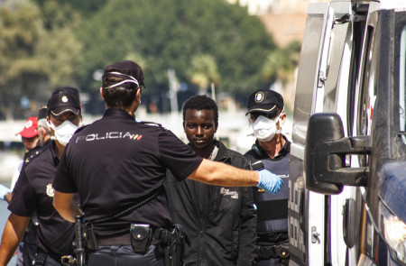 <p>Un migrante de origen subsahariano es detenido por la Policía Nacional en el Puerto de Málaga. </p>