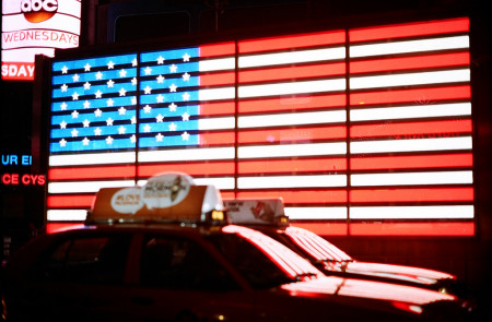 <p>Neón con la bandera estadounidense en Times Square, Nueva York.</p>