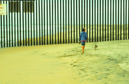 <p>Valla de Tijuana, que marca la frontera entre Estados Unidos y México en la playa.</p>