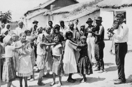 <p>Gitanos bailando en un pueblo de Hungría en 1928.</p>