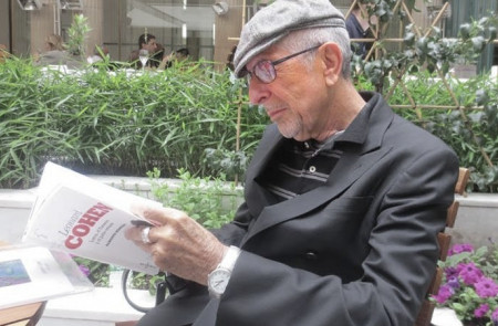 <p>Leonard Cohen, leyendo uno de los trabajos literarios que Alberto Manzano escribió sobre él.</p>
