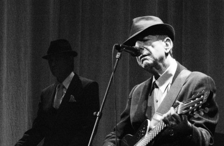 <p>Leonard Cohen, durante una actuación en directo.</p>