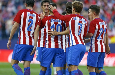 <p>Los jugadores celebran un tanto de Carrasco, en el partido contra el Málaga el 15 de octubre. </p>