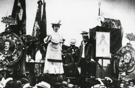 <p>Rosa Luxemburgo durante un discurso. Stuttgart, 1907.</p>
