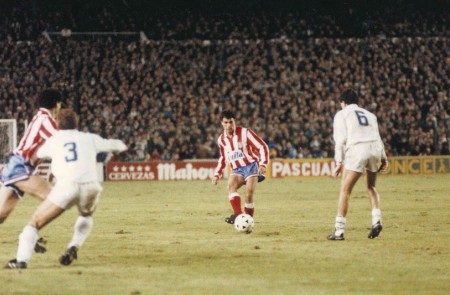 <p>Manolo, pichichi del Atlético en la 90-91, asistiendo a un compañero durante un derbi contra el Real Madrid</p>