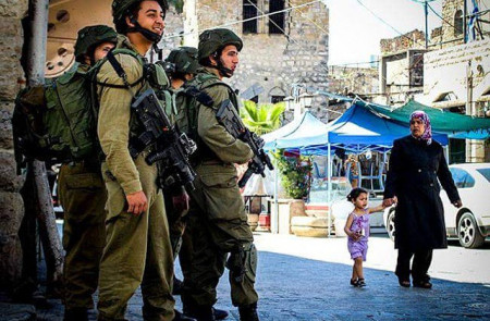<p>Soldados israelíes patrullan una calle de Hebrón (Cisjordania) en mayo de 2015.</p>