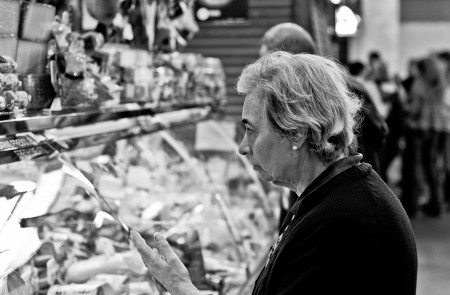 <p>Una mujer compra en el mercado de la Boquería, en Barcelona.</p>