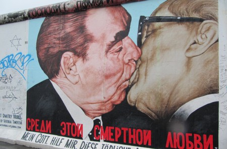 <p>Mural satírico de la famosa fotografía del beso entre Leonid Brezhnev y Erich Honecker, en East Side Gallery (Berlín).</p>