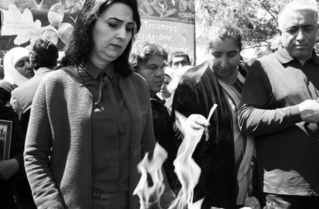 <p>La copresidenta del HDP, Figen Yüksekdag, en un acto de homenaje a las víctimas de la masacre de 1937 en Dersim (Turquía).</p>