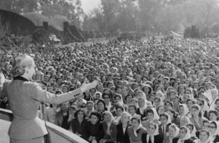<p>Evita Perón dando un discurso frente a una multitud de mujeres</p>