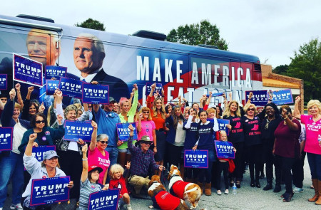 <p>Acto de la campaña del equipo Trump-Pence en Carolina del Norte junto a una multitud de mujeres</p>