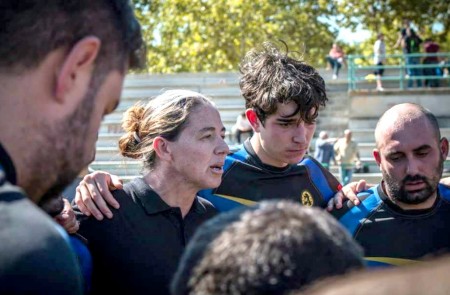 <p>La entrenadora Oti Camacho, junto a su equipo de rugby. </p>