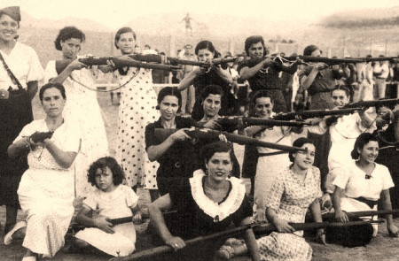 <p>Grupo de mujeres republicanas, durante la guerra civil, quizá en el patio del madrileño Cuartel de la Montaña.</p>