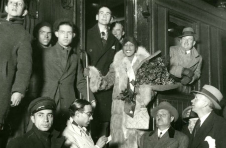 <p>8 de febrero de 1930. Joséphine Baker, en la Estación del Norte de Madrid, desciende del tren que la ha traído de París, rodeada de curiosos, periodistas y fotógrafos. Expuesta en <em>Una crónica del jazz en Madrid</em>.</p>