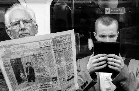 <p>En el suburbano de Londres, un hombre lee el periódico de papel mientras un joven mira una <em>tablet</em>. </p>