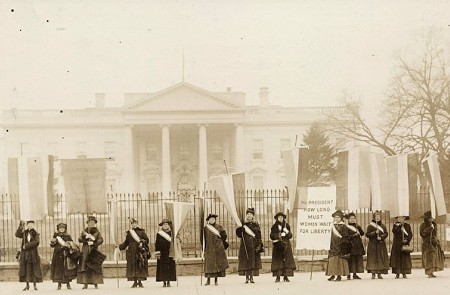 <p>National Womens's Party ante la Casa Blanca. </p>
<p> </p>
<p> </p>