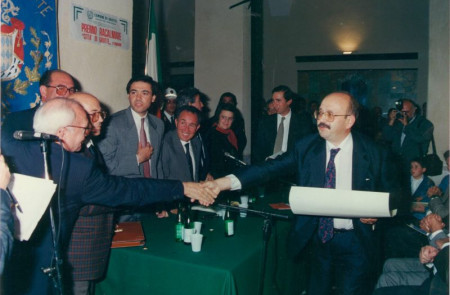 <p>El escritor Vázquez Montalbán recoge el premio Racalmare Leonardo Sciacia en octubre de 1989.</p>