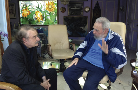 <p>El director de Le Monde Diplomatique Ignacio Ramonet junto a Fidel Castro en una de sus numerosas entrevistas</p>