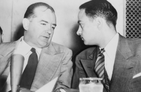 <p>Joseph McCarthy conversa con su abogado Roy Cohn durante las audiencias del subcomité del Senado sobre el caso McCarthy-Army.</p>