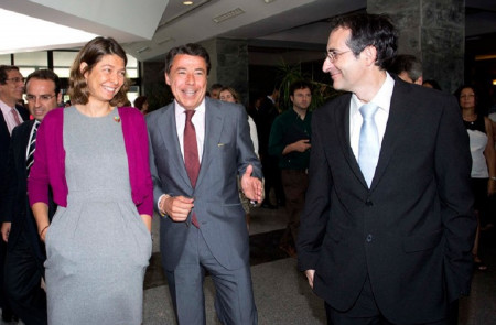 <p>Ignacio González y  Lucía Figar asisten a la toma de posesión de Fernando Suárez como rector de la Universidad Rey Juan Carlos en 2013.</p>