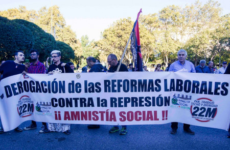 <p>Trabajadores manifestándose en contra de la reforma laboral, en una imagen de archivo.</p>