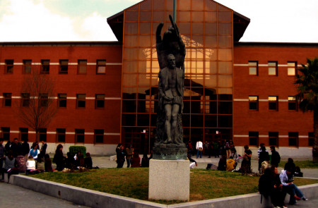 <p>Estatua dedicada a Miguel de Cervantes a la entrada del Campus de Vicálvaro de la URJC</p>