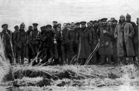 <p>Tregua navideña de 1914. Soldados alemanes e ingleses dejan de dispararse espontáneamente.</p>