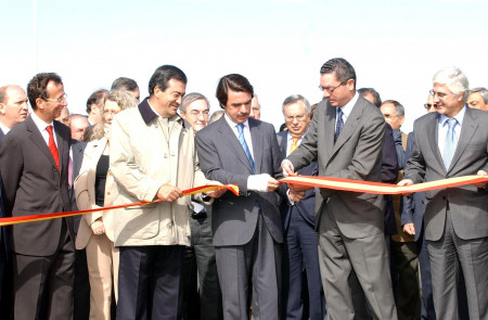 <p>José María Aznar, junto a Alberto Ruiz Gallardón y Francisco Cascos, en la inauguración de las obras de la autopista R-2, en 2003</p>
