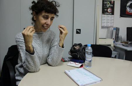 <p>Lola Gutiérrez, en la sede de la CGT en Barcelona. </p>