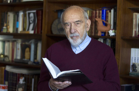 <p>El escritor Luciano G. Egido, en su casa de Madrid.</p>