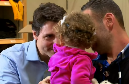 <p>Justin Trudeau da la bienvenida a Canadá a un grupo de refugiados sirios en diciembre de 2015.</p>