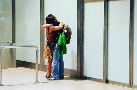 <p>Una pareja se abraza tras reencontrarse en el aeropuerto de Sevilla</p>