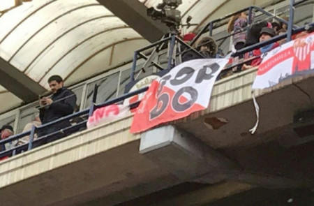 <p>Pancarta de los ultras del Sevilla FC en apoyo a uno de los presuntos violadores de sanfermines</p>