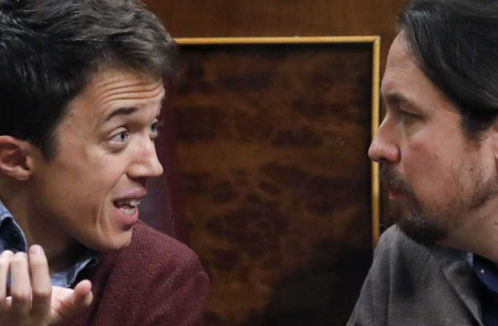 <p>Iñigo Errejón y Pablo Iglesias durante la sesión del martes 31 de enero</p>