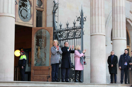 <p>Artur Mas y las exconslleres Joana Ortega e Irene Rigau saludan desde la entrada del TSJC / Elise Gazengel</p>