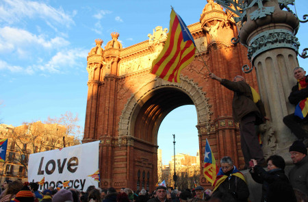 <p>Manifestantes reunidos juntos al Arco del Triunfo de Barcelona en apoyo a Artur Mas y las exconslleres Joana Ortega e Irene Rigau</p>
