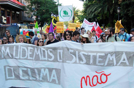 <p>Manifestación organizada por la plataforma Quercus en contra del ATI y la central de Almaraz. Lisboa, 2016. </p>