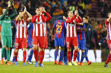<p>Los jugadores del Atlético de Madrid agradeciendo su apoyo a la afición presente en Barcelona </p>