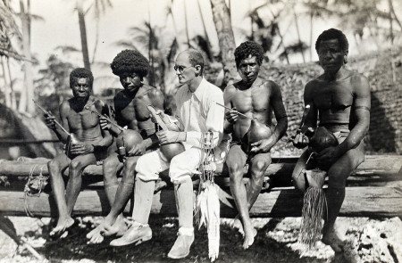 <p>El antropólogo Bronislaw Malinowski, con un grupo de nativos de las islas Trobriand en 1918.</p>