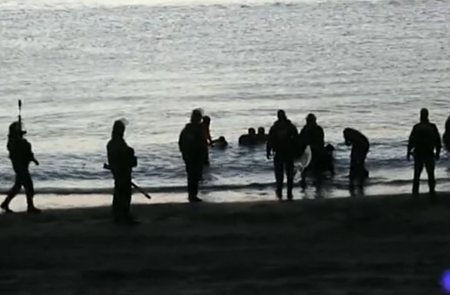 <p>Momento en el que un grupo de migrantes alcanza las costas españolas, en El Tarajal (Ceuta).</p>