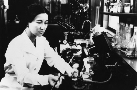 <p>La bioquímica y bacterióloga Ruby Hirose investiga en el laboratorio en la década de los cuarenta.</p>