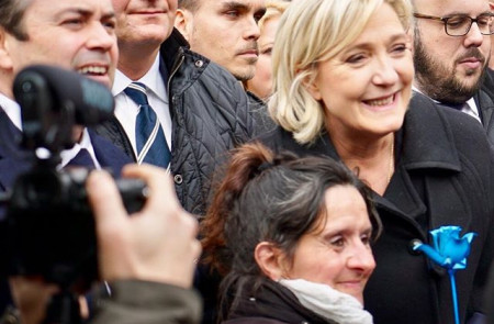 <p>Marine Le Pen posa el pasado 13 de febrero con una simpatizante del FN en el mercado de Cours Saleya en Niza.</p>