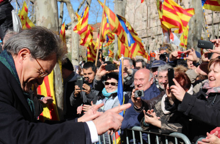 <p>Artur Mas saludando a los manifestantes que se congregaron para apoyarle el primer día del juicio por desobediencia en el TSJC.</p>