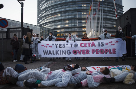 <p>Ciudadanos protestando ante el Parlamento Europeo en Estrasburgo antes del voto final del CETA</p>