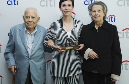 <p>Ángeles Caballero posa junto a sus padres tras recoger el premio <em>Citi Journalistic Excellence</em>.</p>