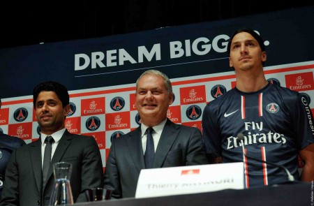 <p>Nasser Al-Khelaïfi, presidente del PSG, junto a Thierry Antinori, vicepresidente de la compañía area Emirates, y el jugador Zlatan Ibrahimovic. 2013</p>