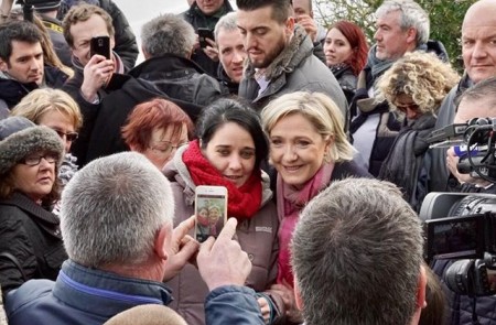 <p>Marine Le Pen haciéndose fotos en las murallas del Mont Saint Michel. </p>