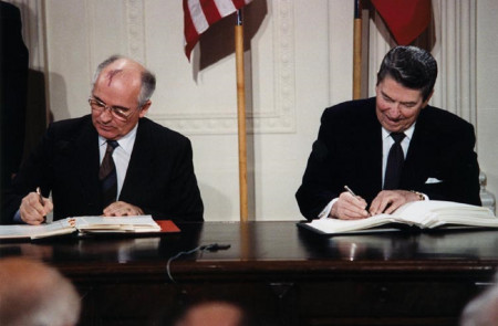 <p>El Presidente Reagan y el Secretario General Gorbachov, firmando el Tratado INF en la Sala Este de la Casa Blanca.</p>