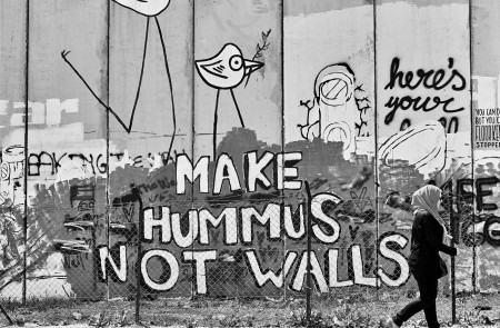 <p>Grafiti en el muro levantado por Israel en Cisjordania.</p>