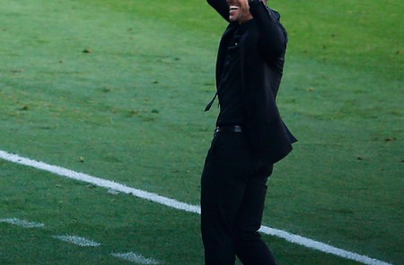 <p>Simenone festeja uno de los goles en el partido contra el Sevilla.</p>